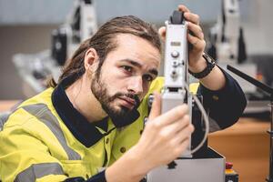 Luft- und Raumfahrt Versammlung mechanisch Ingenieur männlich Arbeiten Design Hardware- mit hoch präzise und Detail Arbeit Job foto