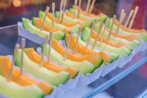 geschnitten japanisch Melone zum Verkauf im Straße Essen Markt foto