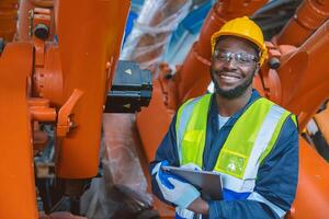 glücklich lächelnd Ingenieur Arbeiter afrikanisch schwarz Menschen Arbeit im Fabrik Industrie foto