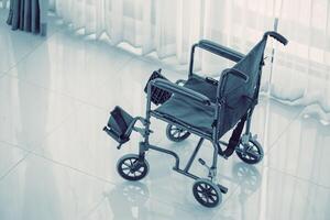 Rollstuhl zum Behinderung Menschen Stuhl im Krankenhaus zum Krankheit Verletzung geduldig Pflege oder Alten Jahrgang Farbe Ton foto