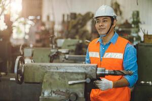glücklich asiatisch männlich Arbeiter Arbeit im schwer Metall Industrie Fabrik genießen Lächeln Porträt foto
