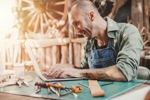 Leder Hersteller Künstler Verkauf Handwerk Produkte online mit besitzen klein Geschäft Studio gemacht durch bestellen Arbeit foto