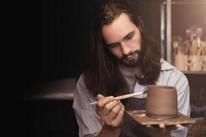 Meister von Handwerk Keramik Hand gemacht Cray Topf. fasziniert Tasse Hersteller Künstler Arbeit mit Absicht. foto