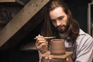 Keramik Mann Meister Arbeit Gemälde Lehm Tasse. Handwerk Topf Künstler Hersteller mit Pflege. foto