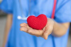 Arzt Hand mit Herz zum Cardio Gesundheitswesen Nächstenliebe Hilfe Teilen speichern Menschen Leben im Krankenhaus Konzept foto