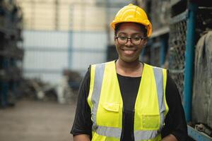 Porträt schwarz Clever afrikanisch Frauen Arbeiter Stehen glücklich lächelnd im Fabrik Industrie Arbeitsplatz foto