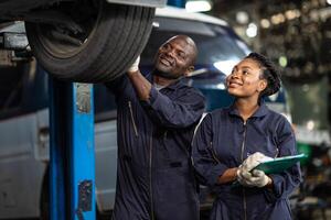 Garage Mechaniker Mannschaft Arbeiten Auto Auto Bedienung schwarz afrikanisch Menschen Fachmann Arbeiter zusammen foto