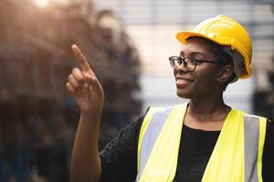 schwarz afrikanisch Clever Frauen Ingenieur Arbeiter Finger Punkt Zählen Lager im Fabrik Industrie Warenhaus stolz lächelnd foto