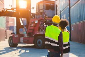 Zoll Mannschaft Container Steuerung Wird geladen Mitarbeiter Arbeiter Arbeiten zusammen beim Hafen Behälter Hof zum Versand Verwaltung Konzept foto