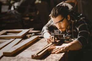 Zimmermann Mann Möbel Handwerker handgemacht Herstellung Holzarbeiten beim Holz Werkstatt foto