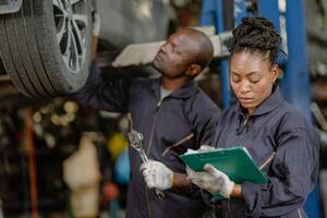 Garage Mechaniker Mannschaft Arbeiten Auto Auto Bedienung schwarz afrikanisch Menschen Fachmann Arbeiter zusammen foto