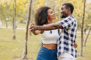 Datum Paar Mann und Frauen Valentinstag Tag. afrikanisch schwarz Liebhaber beim Park draußen Sommer- Jahreszeit Jahrgang Farbe Ton foto