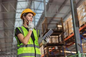 Porträt Arbeiten Frau Mitarbeiter Arbeiter Inventar Verwaltung Supervisor Mannschaft Arbeit arbeiten Warenhaus Produkte Versand Steuerung Arbeit. foto