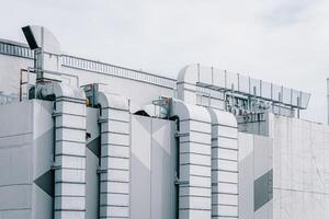 Dach Luft entlüften Wege fließen Ventilator System. Luft Conditioner Rohr Linie im groß Einkaufszentrum Gebäude Stadt Landschaft draußen foto