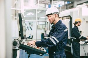 Metall Drehbank cnc Maschine Ingenieur Arbeiter. Ingenieurwesen Mitarbeiter Arbeiten im Präzision Metall Teile Fabrik foto