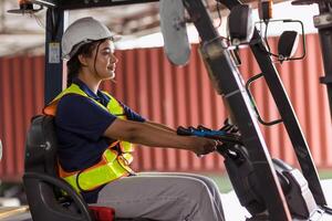 indisch Frau Mitarbeiter Arbeiter Arbeit Gabelstapler Treiber beim Hafen Ladung Warenhaus Container Hof zum Logistik Industrie glücklich Lächeln foto