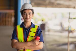 Porträt indisch Frau Arbeiter Supervisor Clever zuversichtlich aussehen mit Ingenieur Sicherheit passen Arbeit im groß Fabrik Warenhaus Industrie foto