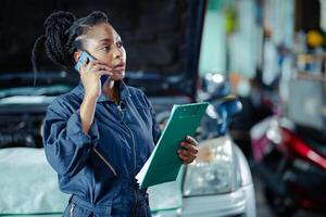 Auto Bedienung Garage Mitarbeiter Arbeiter Kontakt Kunde Anruf reden ersetzen Auto Teil aufführen und Preis foto