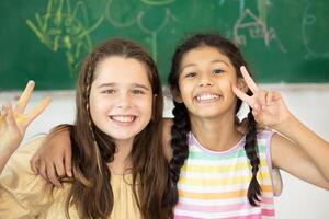 Kinder Mädchen mischen Rennen glücklich Lächeln im Schule Klassenzimmer mit Tafeln Hintergrund foto