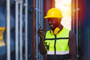 Zoll Versand Mitarbeiter Arbeiter Arbeiten beim Ladung Hafen Container Schiff Hof mit Radio Steuerung foto