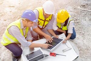 Architekt Ingenieur und Baumeister Mannschaft Arbeiten zusammen Treffen Planung beim Konstruktion Seite? ˅ zum Installation Solar- Panel im Projekte foto