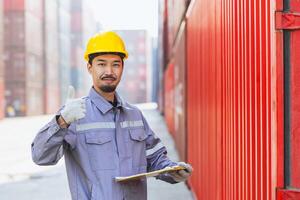 Porträt glücklich japanisch männlich Ingenieur Arbeiter Arbeiten im Container Hafen Ladung. Japan Versand Logistik Industrie Zoll Mitarbeiter Personen. foto