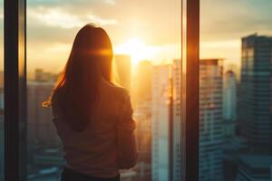 ai generiert zurück Aussicht von ein ein jung Geschäftsfrau sieht aus beim ein Stadtbild von ein Büro Fenster. generativ ai foto