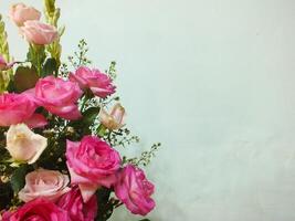 Hochzeit bunt Rose Strauß isoliert auf Weiß. frisch, üppig Strauß von bunt Blumen. Blumen, Strauß, Rosen, Gänseblümchen, Tulpen, Vase, Geschenk, Ästhetik foto