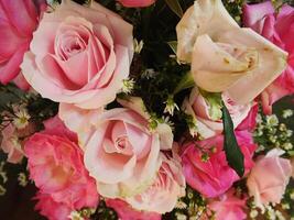 Hochzeit bunt Rose Strauß. frisch, üppig Strauß von bunt Blumen. Blumen, Strauß, Rosen, Gänseblümchen, Tulpen, Vase, Geschenk, Ästhetik foto