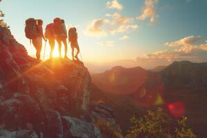 ai generiert Wanderer Stehen auf Berg Gipfel beim Sonnenuntergang. foto