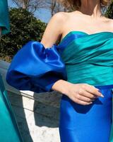 eine Frau in einem blauen Kleid foto