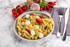 Italienisch Pasta mit Mozzarella und Tomate foto