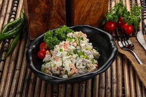 traditioneller russischer Salat mit Mayonnaise foto