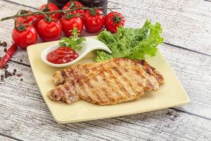 gegrilltes Schweinesteak mit Ketchup foto