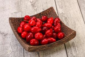 süße und reife Kornelbeeren foto