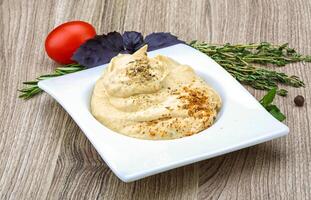 Hummus im das Teller foto