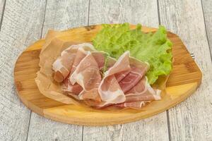 Italienisches Prosciutto-Schweinefleisch über Bord foto