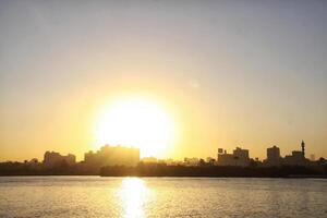 Sonnenuntergang Kairo von das Fluss Nil Brücke foto