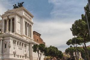 reiterdenkmal für sieger emanuel ii in der nähe von vittoriano am tag in rom, italien foto