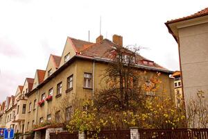 alte prag-stadtansicht - alte gebäude foto