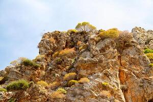 hoher berg und felsen in griechenland rhodos foto