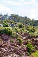 hoher berg und felsen in griechenland rhodos foto