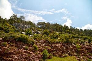 hoher berg und felsen in griechenland rhodos foto