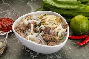 Vietnamesisch Suppe pho bo mit Rindfleisch foto