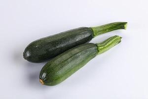 geschnitten roh jung Grün Zucchini foto