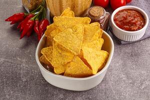 Mexikaner Mais Nachos Chips mit Salsa foto