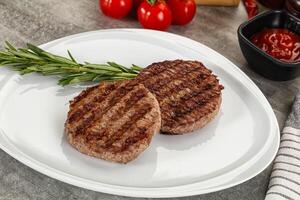 gegrillt zwei Rindfleisch Burger Schnitzel foto