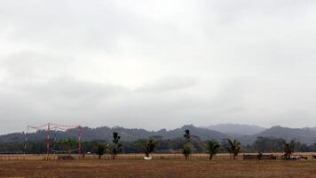 Aussicht von Hügel bedeckt im Nebel von ein Feld foto