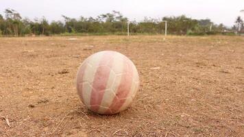 Plastik Ball auf trocken Boden Feld foto
