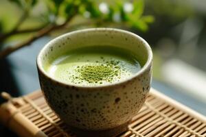 ai generiert Tasse mit Matcha Tee im Cafe, schließen oben foto